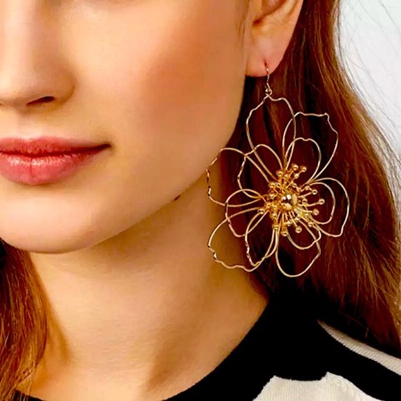 ⚜️[𝟯/$𝟮𝟴]⚜️Oversized Gold Flower Earrings NEW - Picture 5 of 8